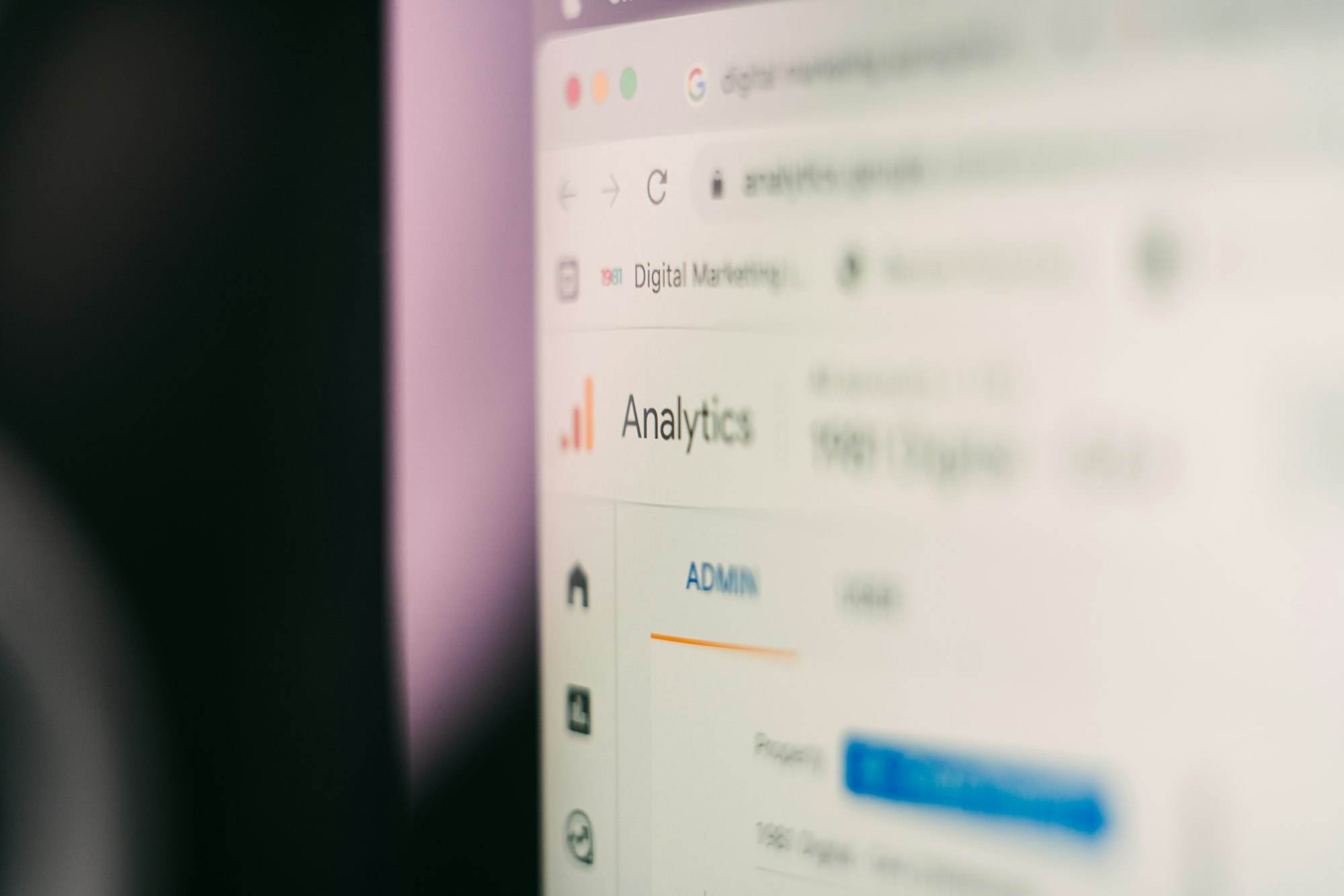 Bildschirm mit der Seitennavigation einer Analytics-Oberfläche, mit geringer Schärfentiefe fotografiert
