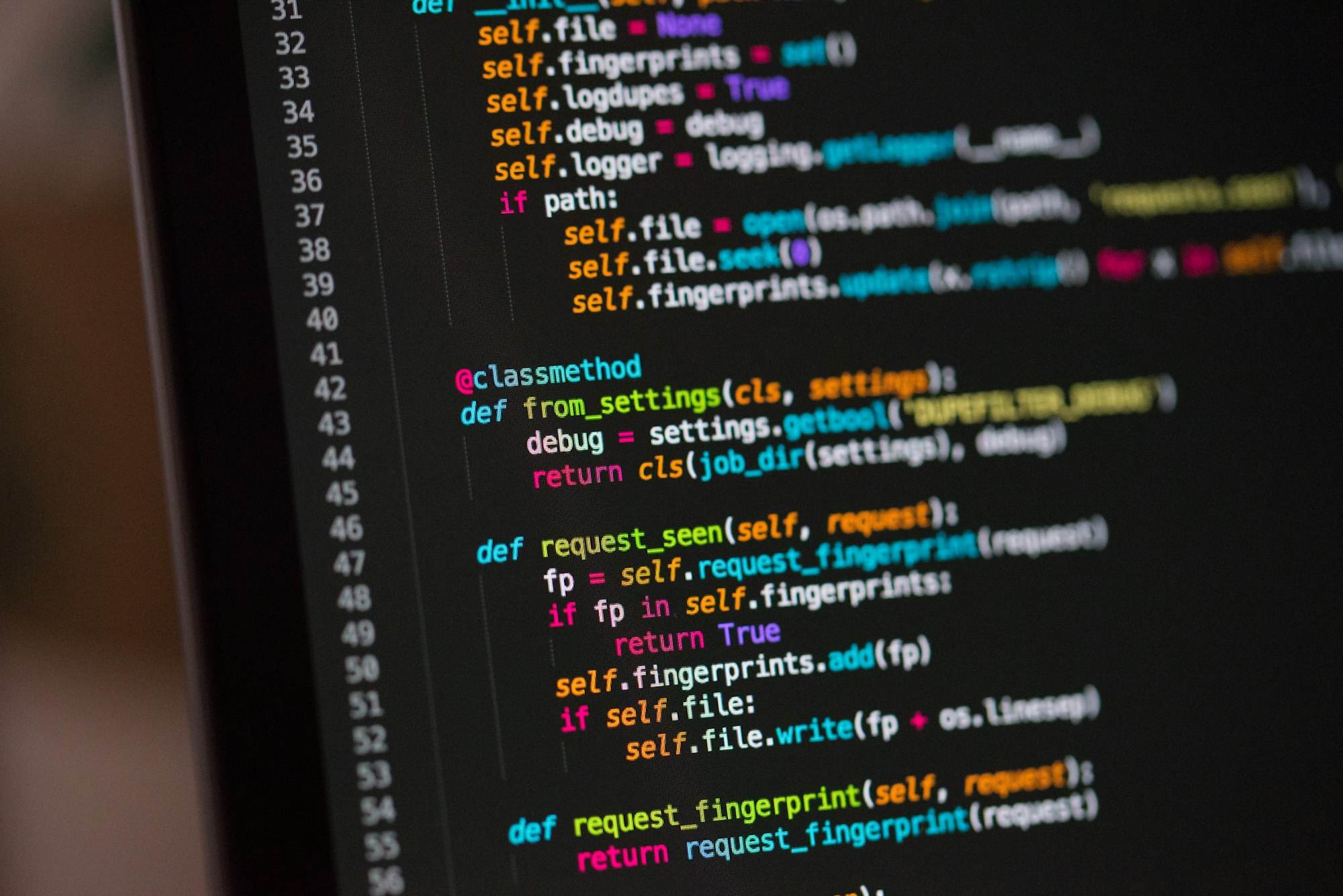 Python-Quelltext in einem Code-Editor mit dunklem Farbschema