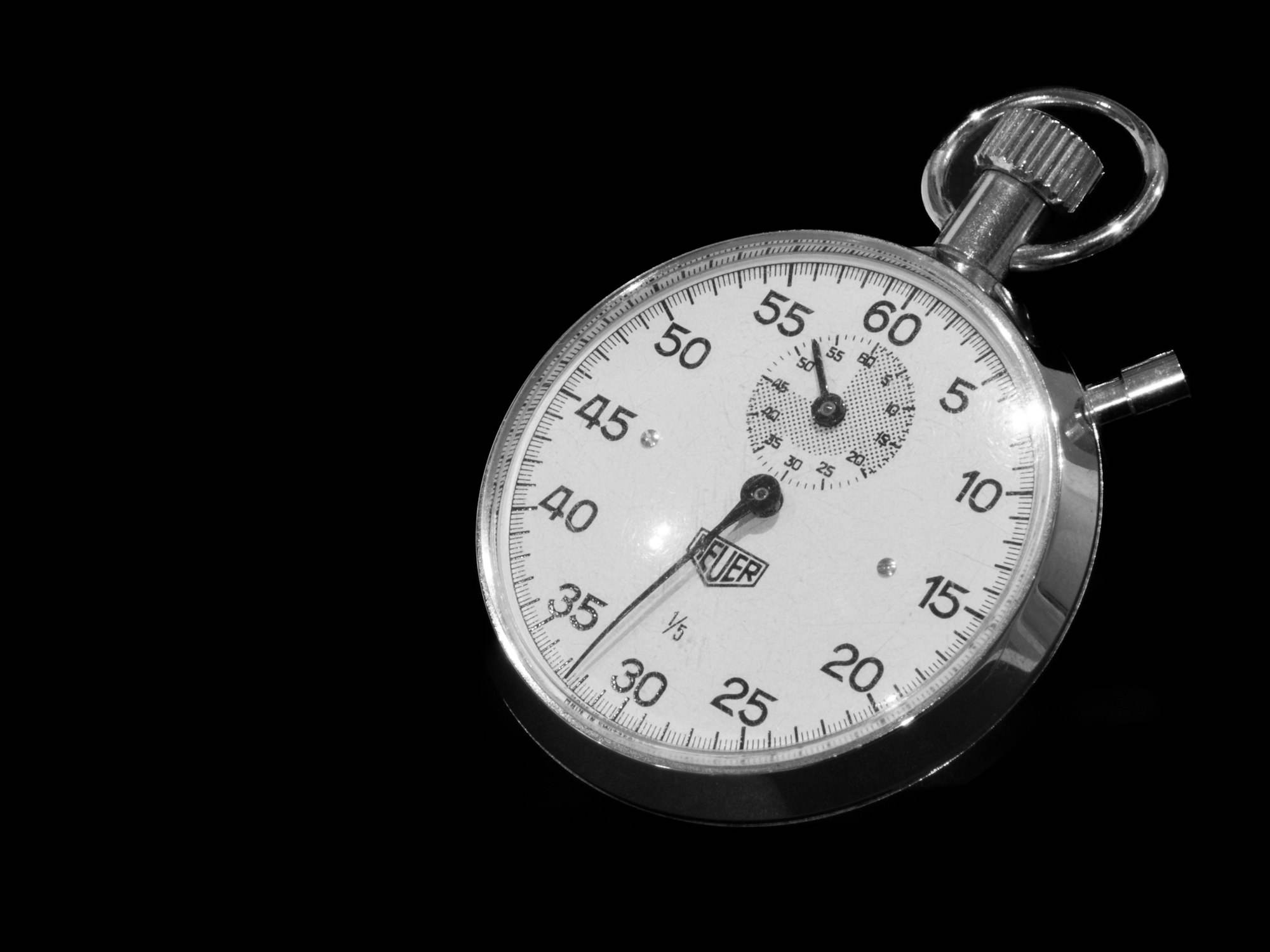 Analoge Stoppuhr vor schwarzem Hintergrund